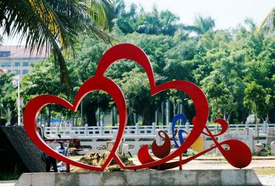 公園池塘創意紅色愛心雕塑