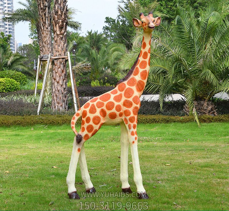 公園草坪玻璃鋼彩繪大型仿真動物長頸鹿雕塑