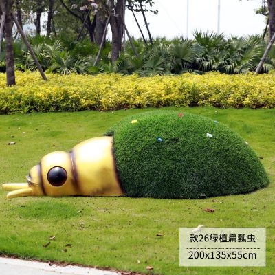 公園里擺放的一只綠植玻璃鋼創意瓢蟲雕塑