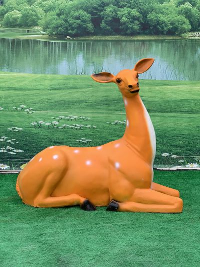 公園樹脂一只在草坪上臥著的梅花鹿雕塑