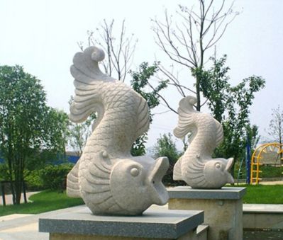 街道擺放的翹尾巴的砂巖石雕創意鯉魚雕塑