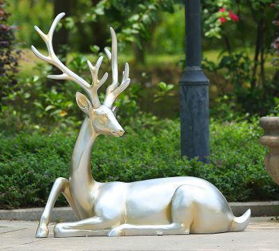公園一只臥著的不銹鋼鹿雕塑