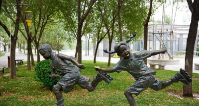 公園銅雕小孩子玩耍輪滑的兒童雕塑