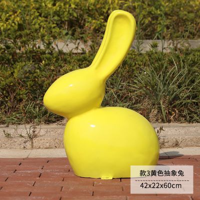 公園一只玻璃鋼黃色兔子雕塑